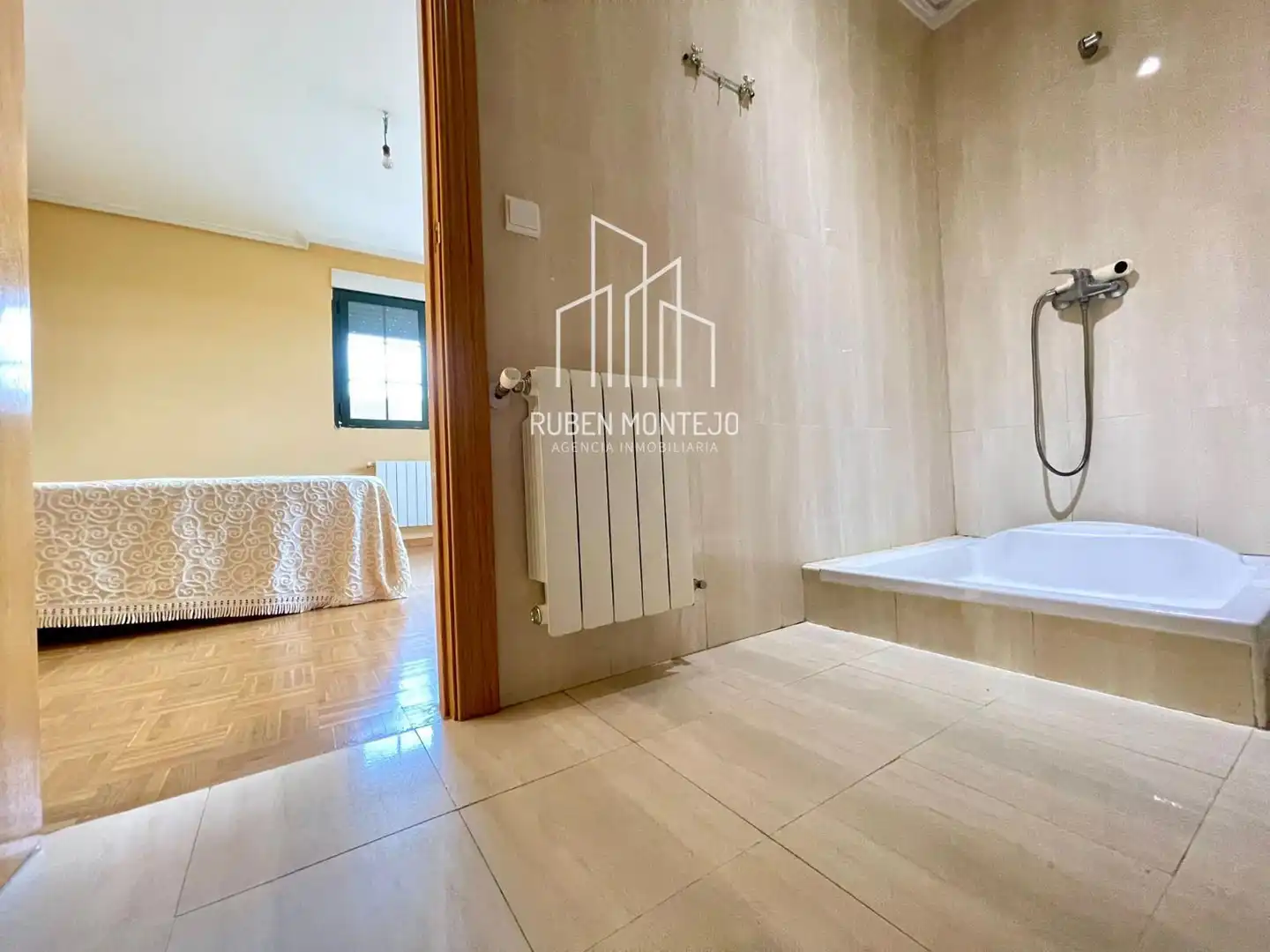 Habitación de Casa adosada en venta en Doñinos de Salamanca con Calefacción, Jardín privado y Trastero