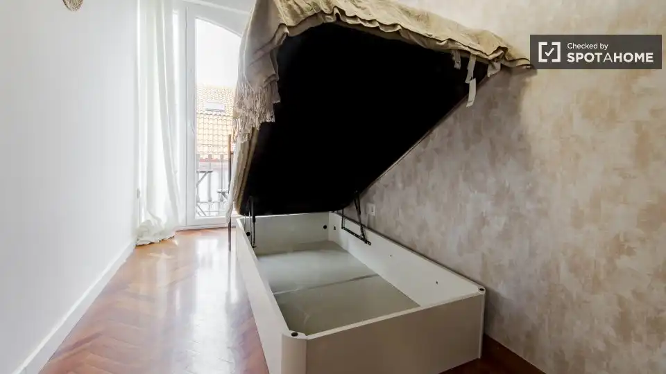 Bedroom of Flat for share in Madrid  with Air Conditioner, Heating and Furnished