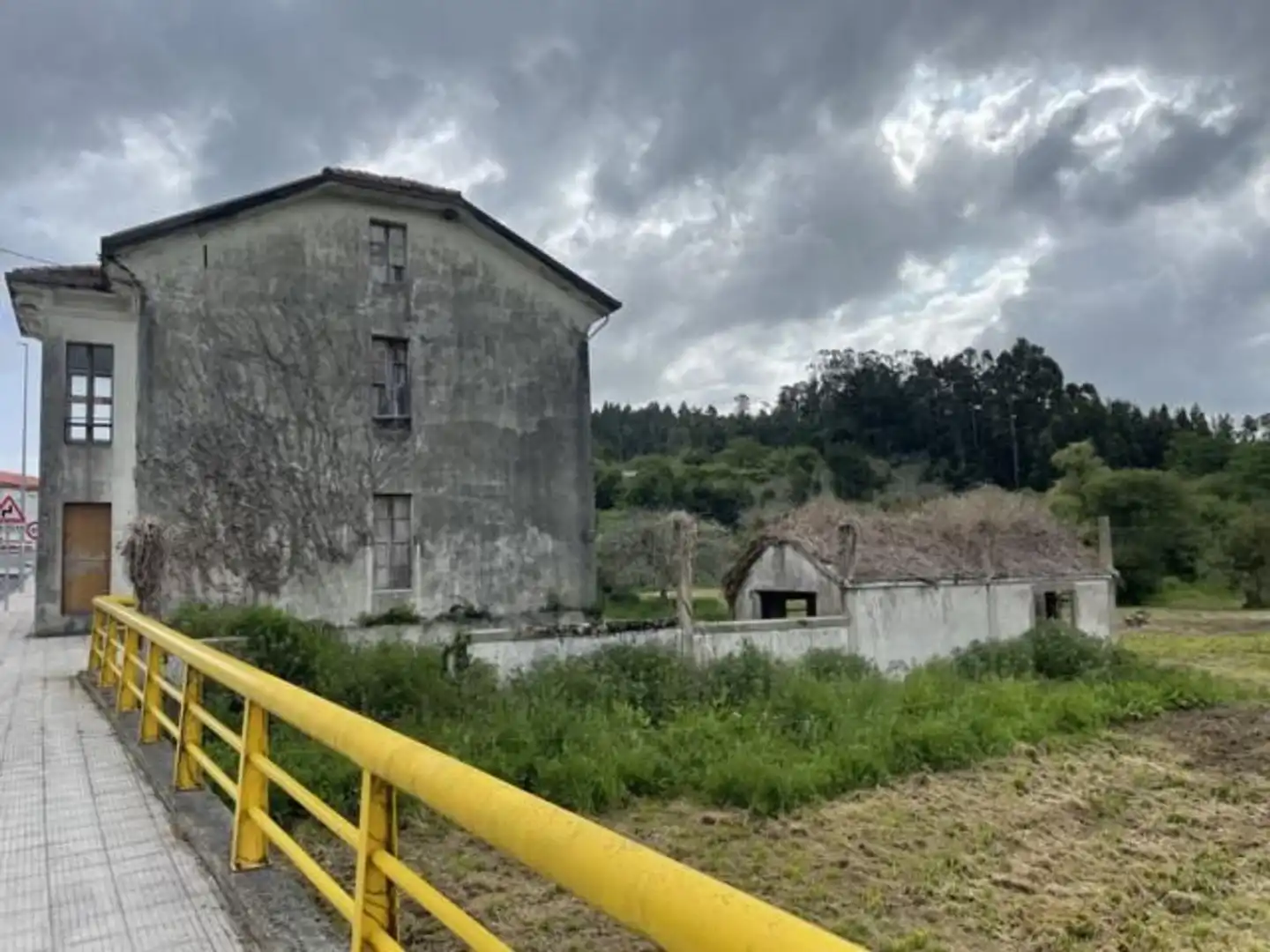 Vista exterior de Casa o xalet en venda en Cariño amb Jardí privat