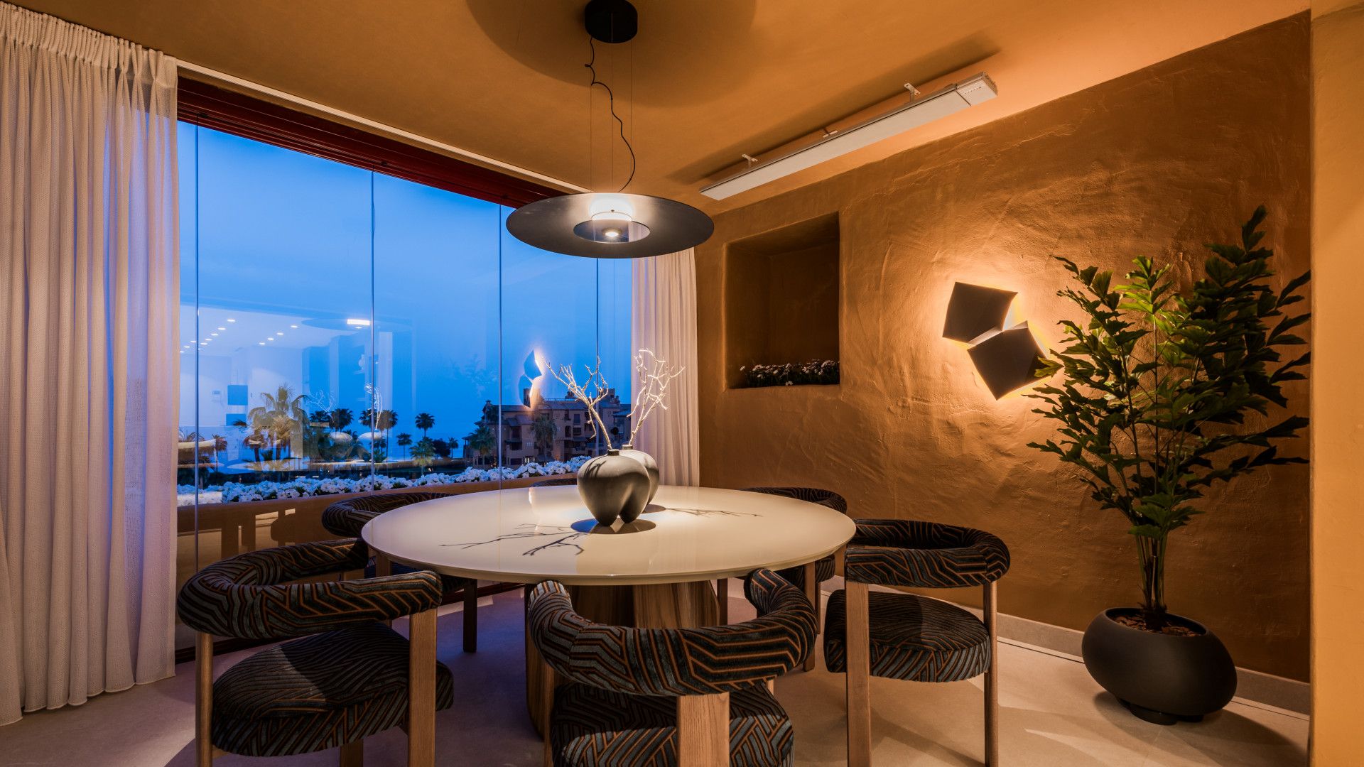 Menjador de Apartament en venda en Estepona amb Aire condicionat, Terrassa i Piscina