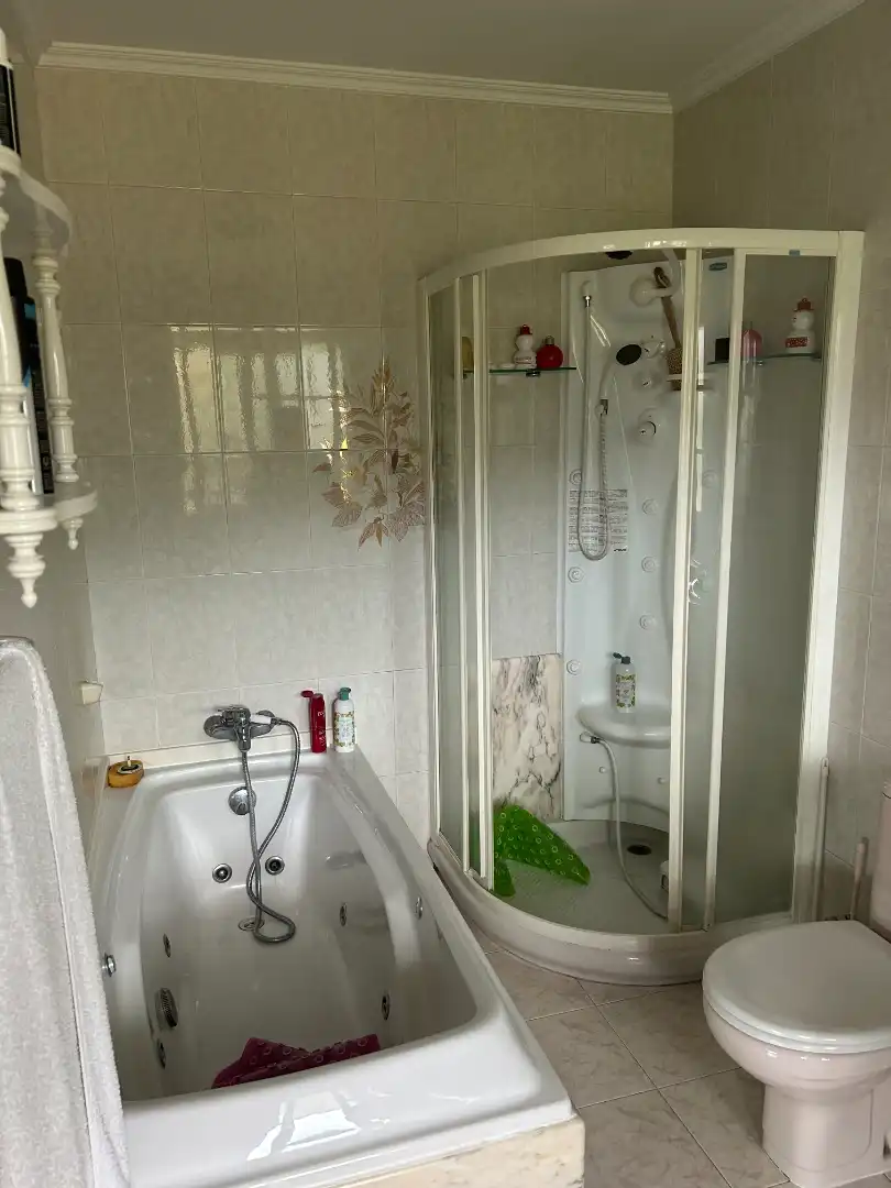 Badezimmer von Haus oder Chalet zum Verkauf in Poio mit Klimaanlage, Heizung und Terrasse