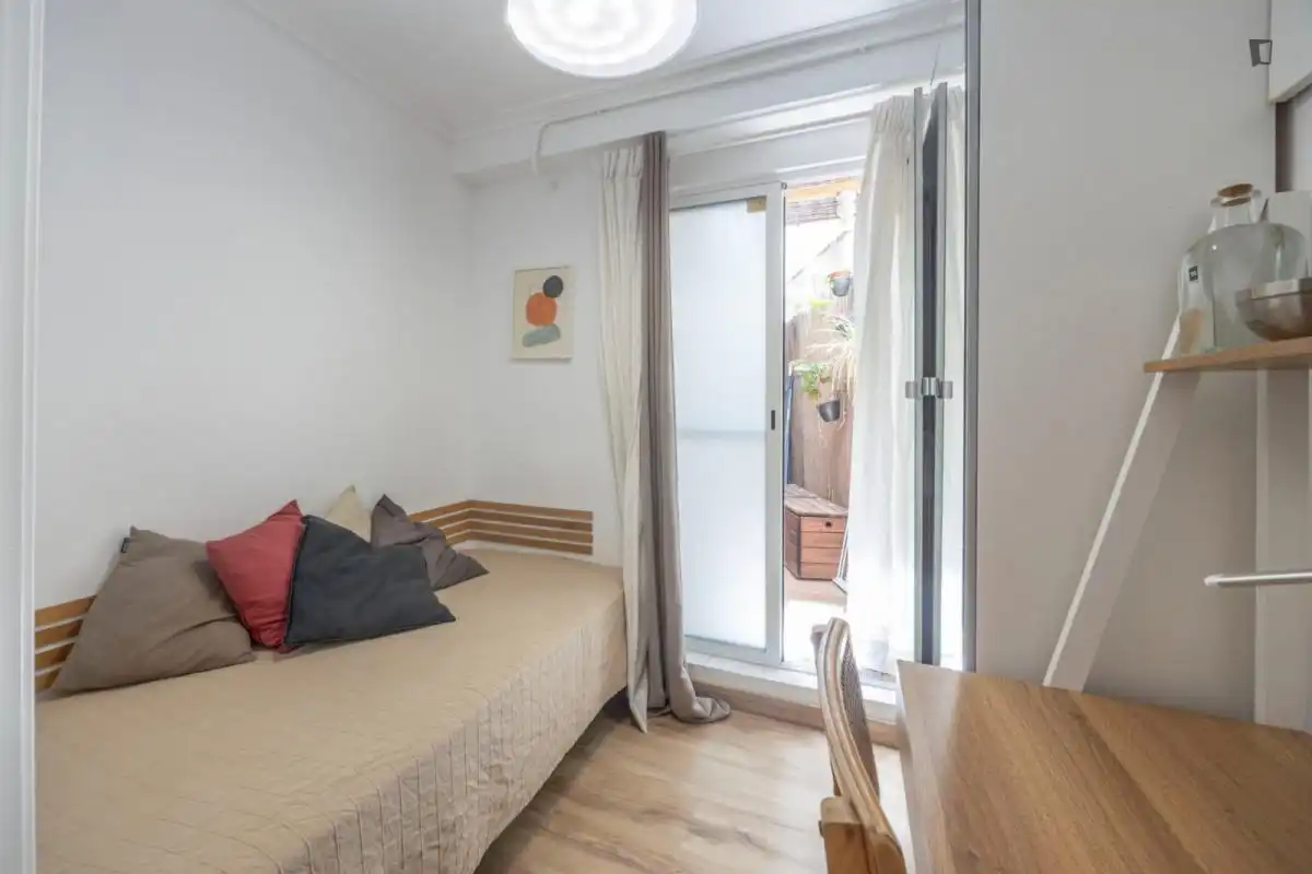 Habitación de Apartamento para compartir en Valencia con Amueblado, Horno y Lavadora