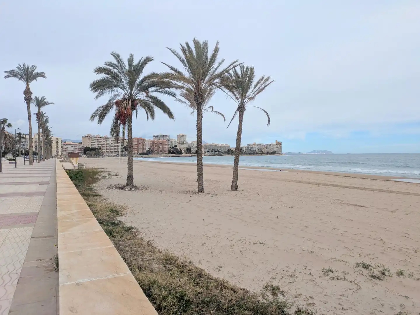 Vista exterior de Pis en venda en El Campello amb Balcó i Piscina comunitària