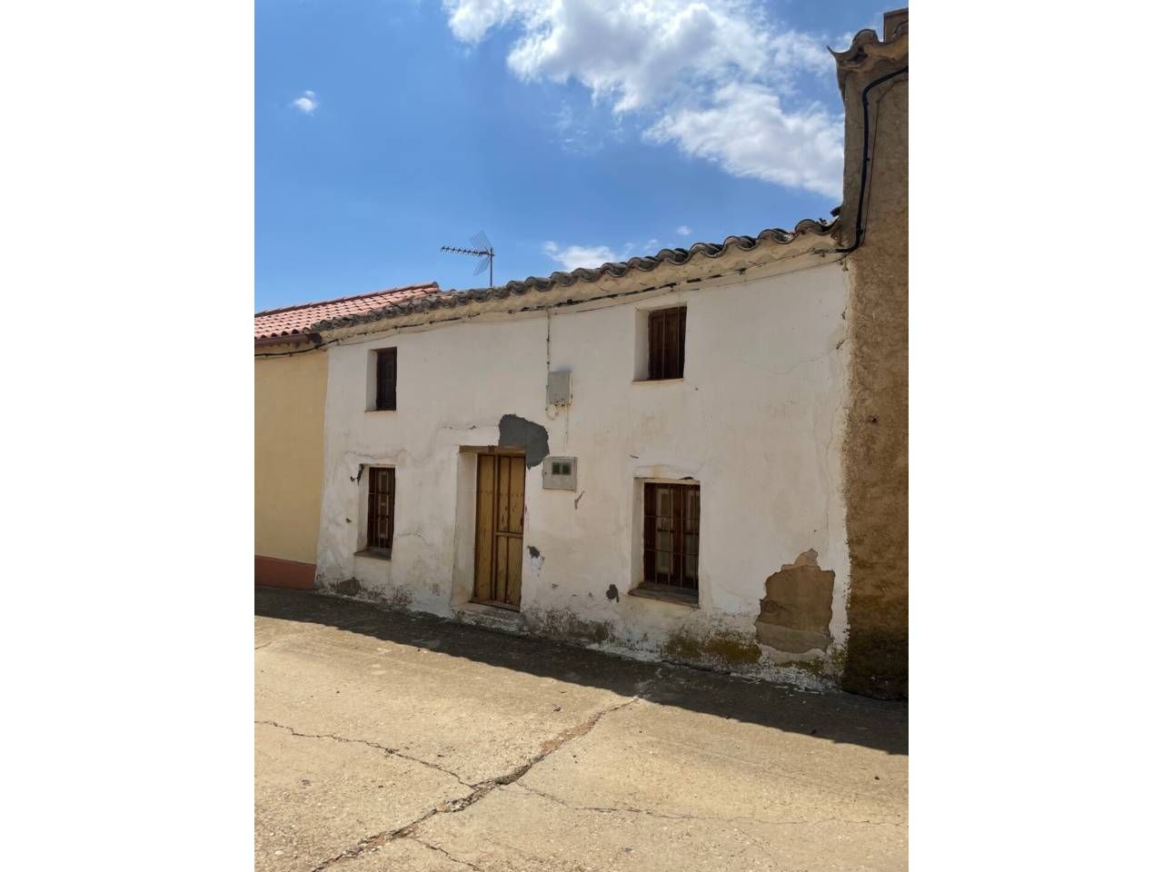 Exterior view of House or chalet for sale in Pajares de la Lampreana  with Furnished