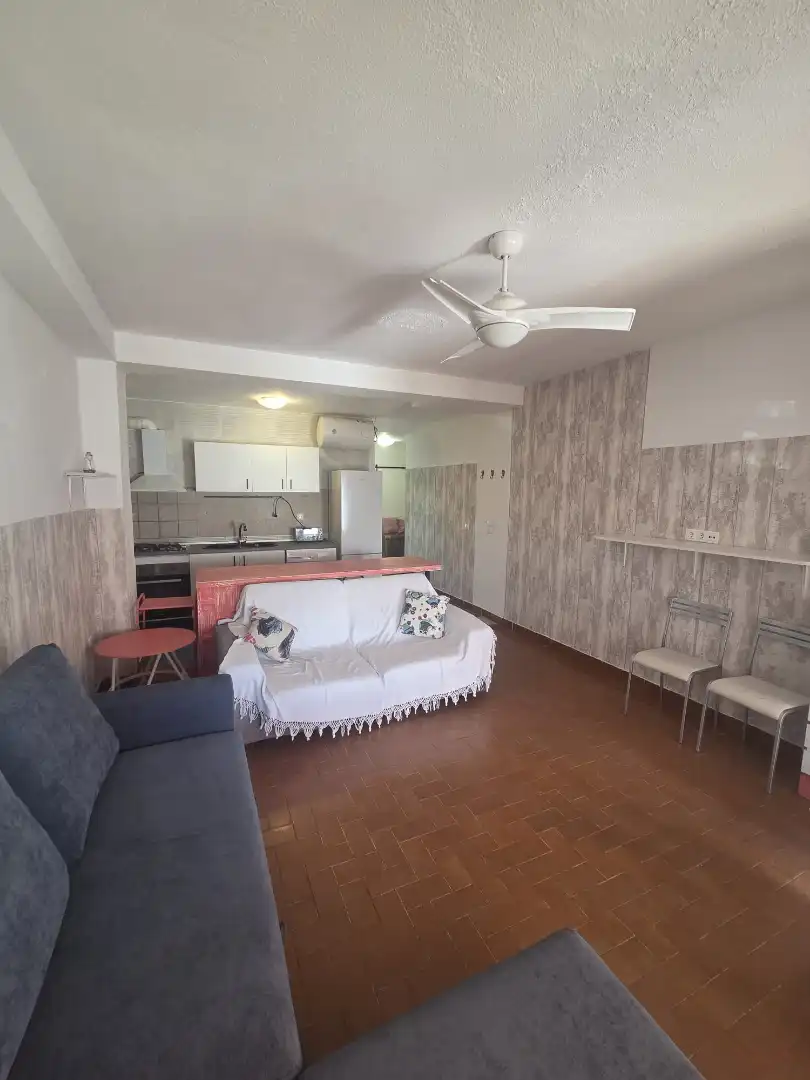 Sala d'estar de Pis en venda en Almería amb Piscina comunitària