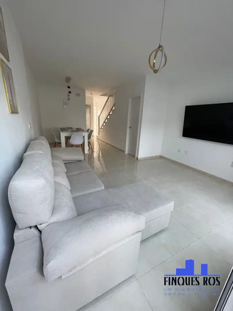 Sala d'estar de Casa adosada en venda en Vinaròs amb Aire condicionat, Parquet i Terrassa