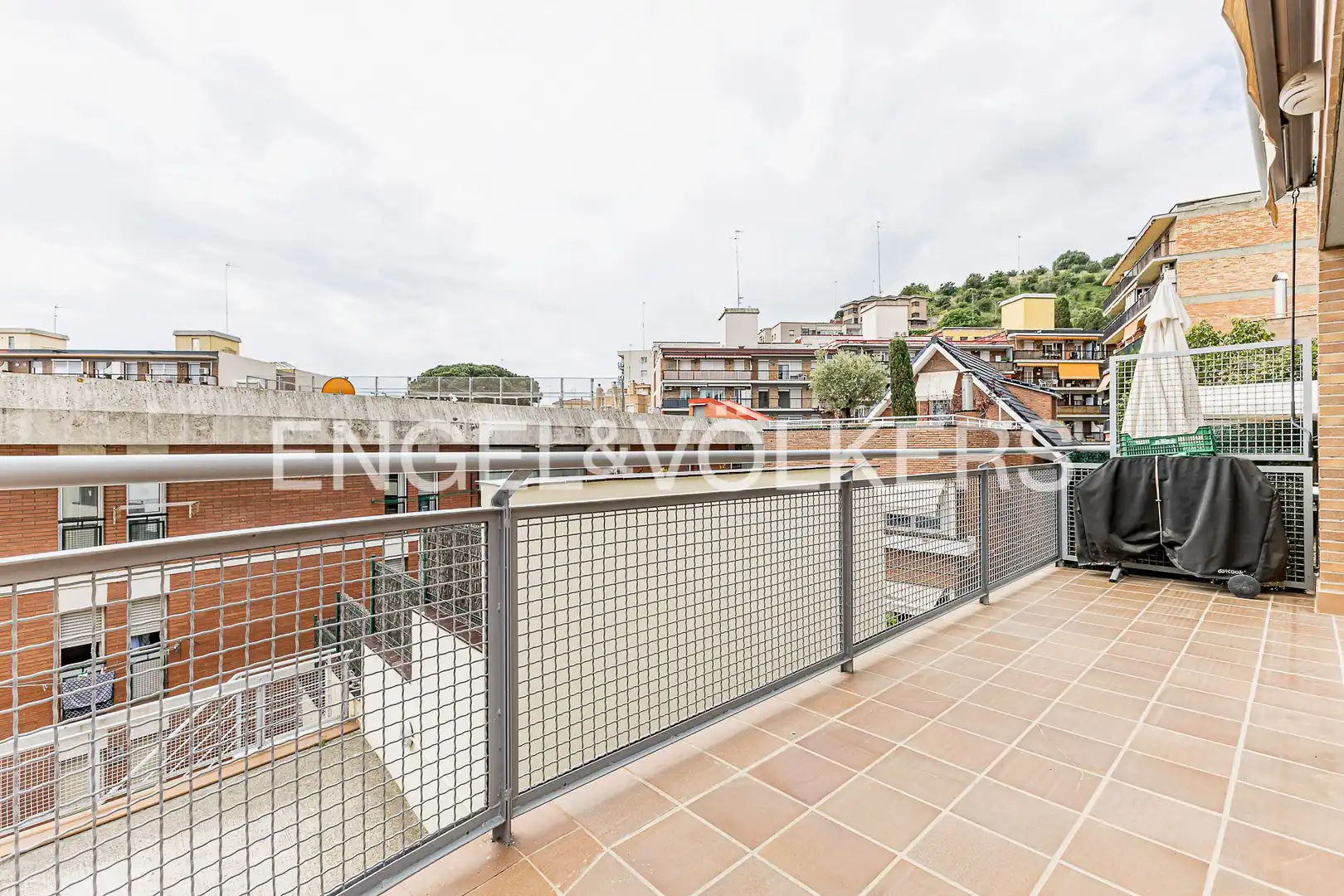 Terrasse von Einfamilien-Reihenhaus zum Verkauf in Barcelona mit Heizung