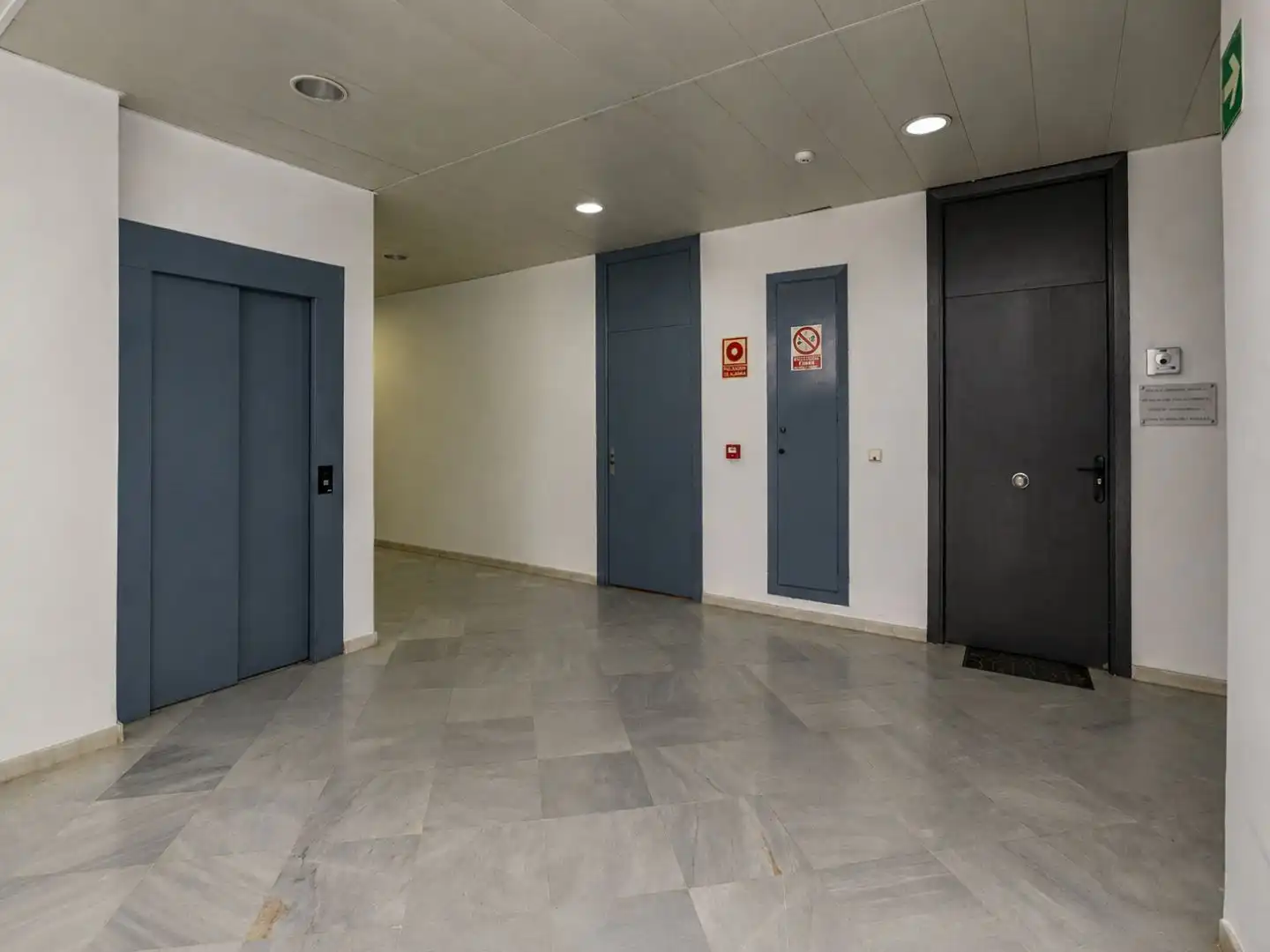 Office for rent in Mairena del Aljarafe  with Air Conditioner and Alarm