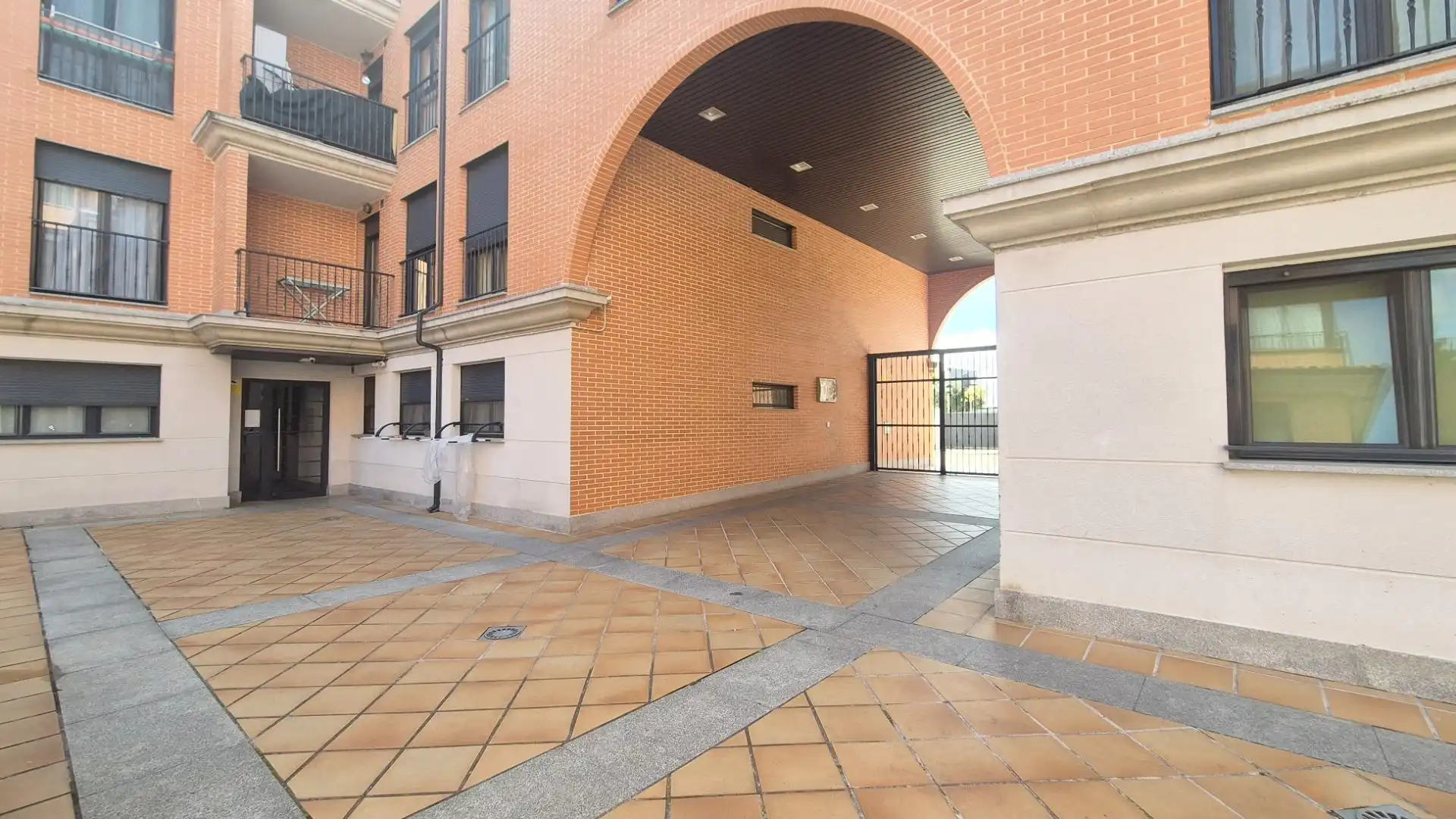 Planta baja de alquiler en Castellanos de Moriscos con Calefacción, Amueblado y Piscina comunitaria