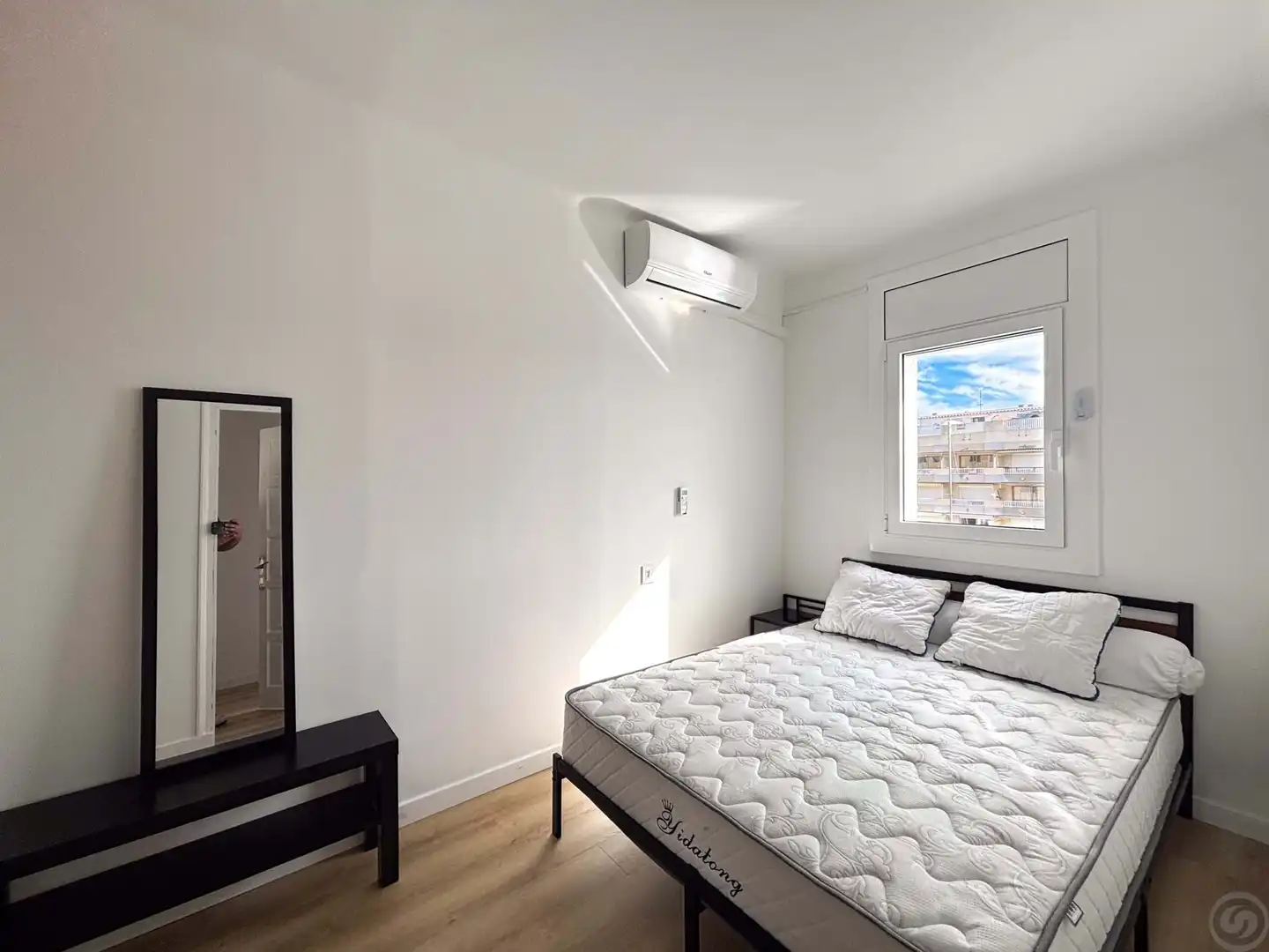 Schlafzimmer von Einfamilien-Reihenhaus zum Verkauf in Empuriabrava mit Klimaanlage, Terrasse und Möbliert