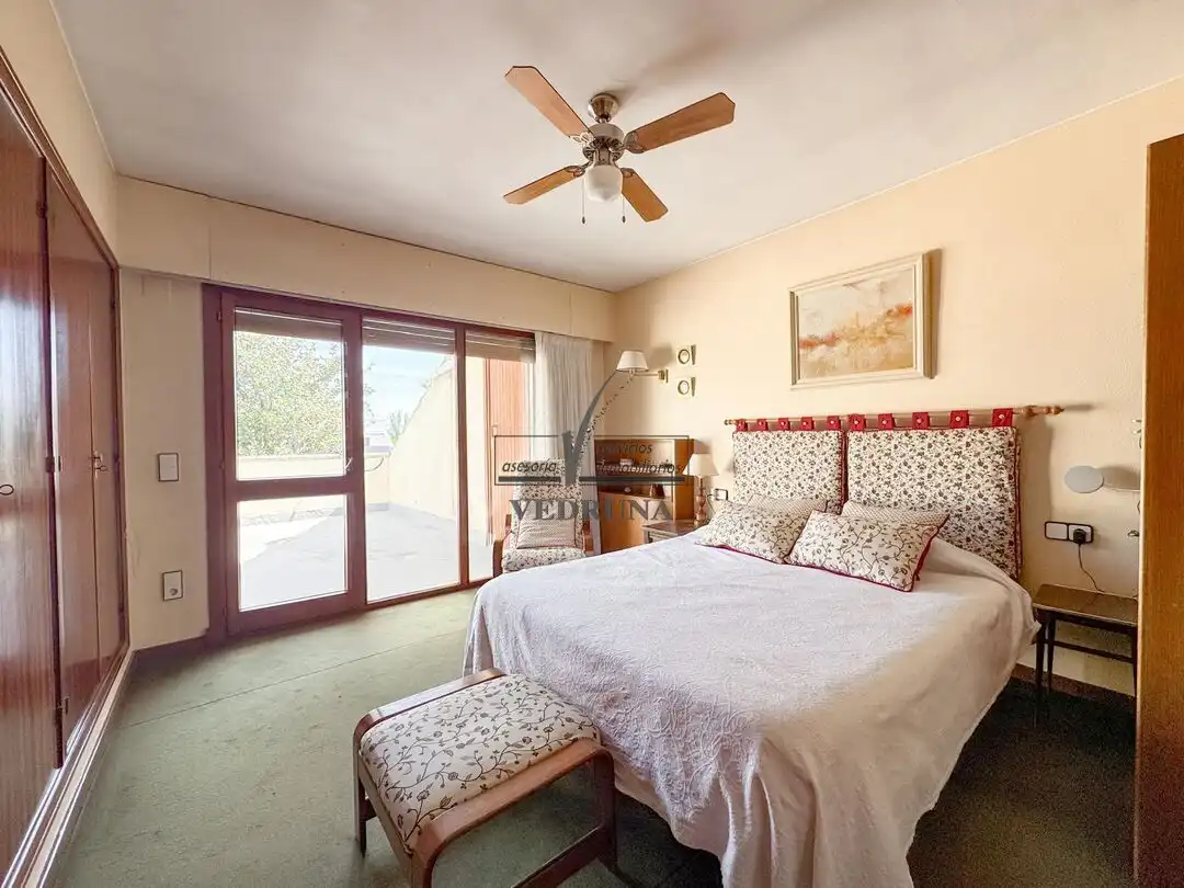 Habitación de Casa adosada en venta en Zaragoza con Aire acondicionado, Calefacción y Jardín privado