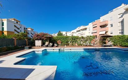 Schwimmbecken von Wohnung zum verkauf in Estepona mit Klimaanlage und Terrasse