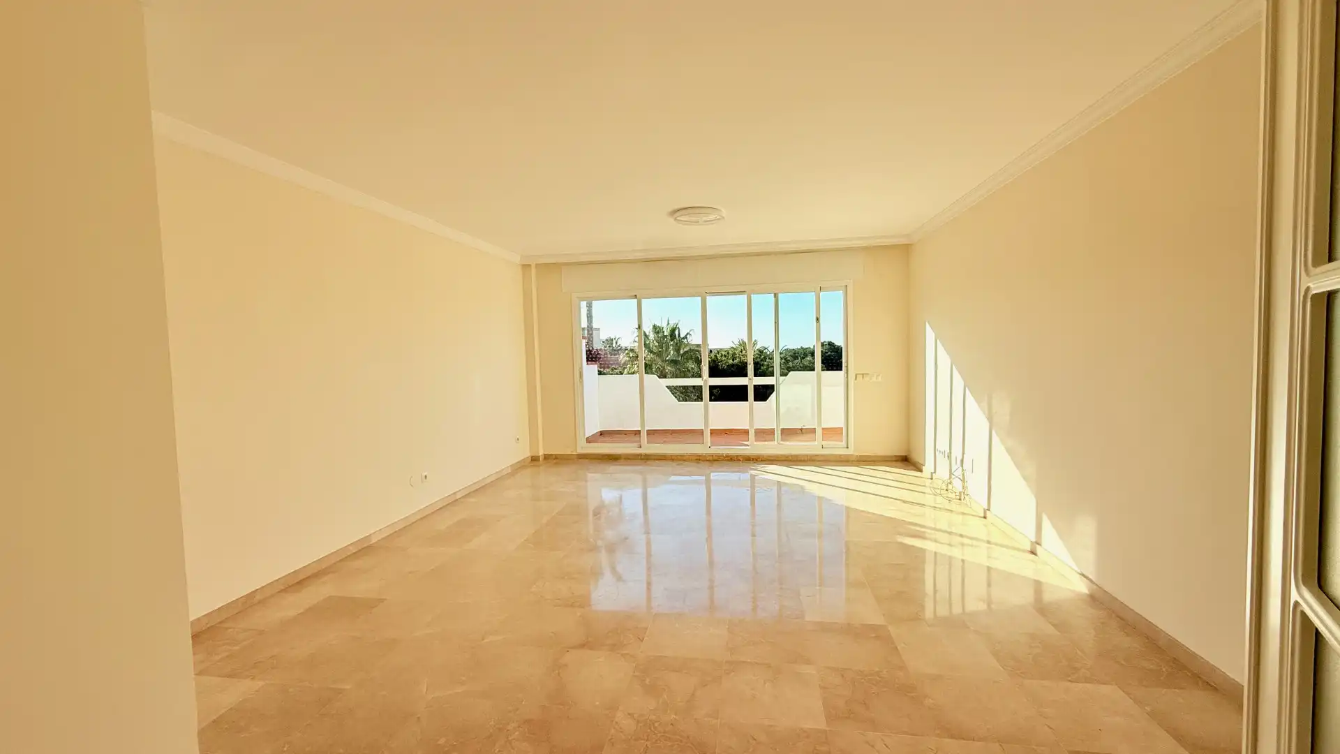 Sala de estar de Apartamento de alquiler en Marbella con Piscina y Piscina comunitaria