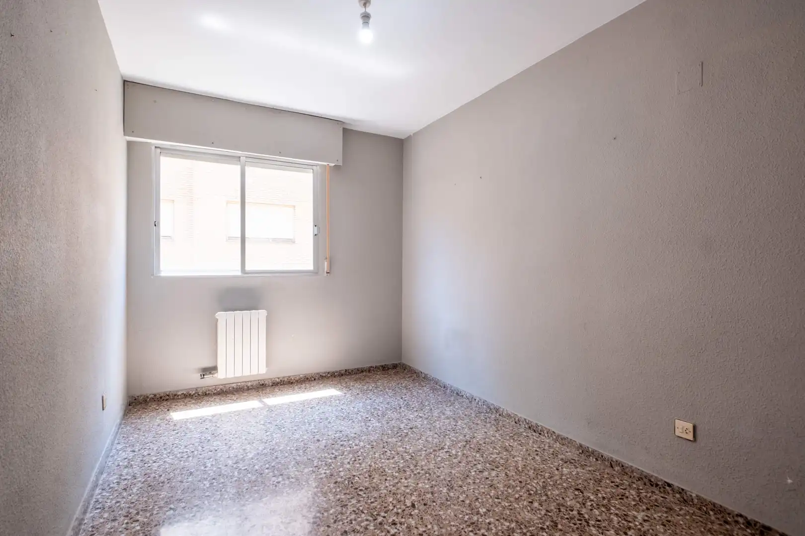 Schlafzimmer von Wohnung zum Verkauf in Zaragoza mit Klimaanlage, Heizung und Terrasse