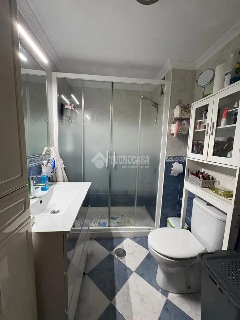 Bathroom of Flat for sale in Sevilla  with Air Conditioner and Balcony