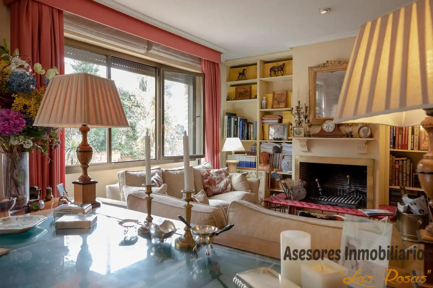 Wohnzimmer von Einfamilien-Reihenhaus zum Verkauf in Madrid mit Klimaanlage, Heizung und Privatgarten