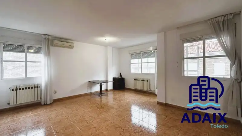 Sala d'estar de Dúplex en venda en Toledo amb Calefacció i Balcó
