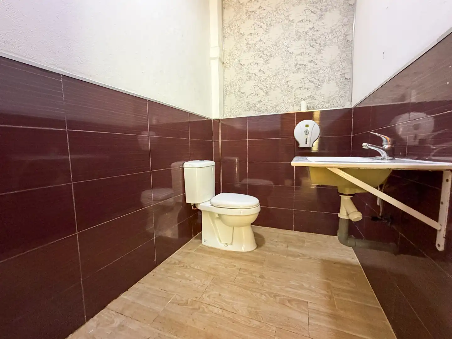 Baño de Local en venta en Los Barrios con Aire acondicionado
