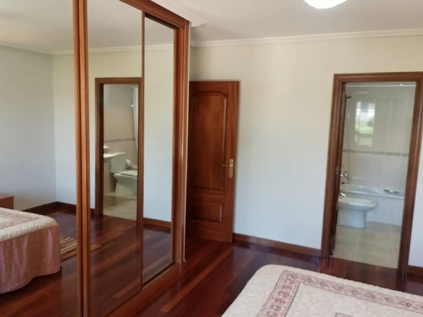 Dormitori de Pis de lloguer en Oviedo  amb Calefacció, Jardí privat i Parquet
