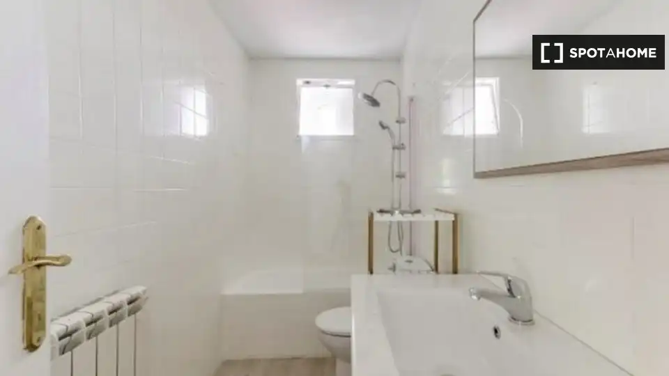 Baño de Piso de alquiler en Madrid con Aire acondicionado, Calefacción y Amueblado