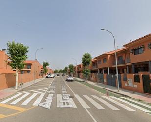 Vista exterior de Casa o xalet en venda en Seseña amb Jardí privat, Terrassa i Piscina comunitària