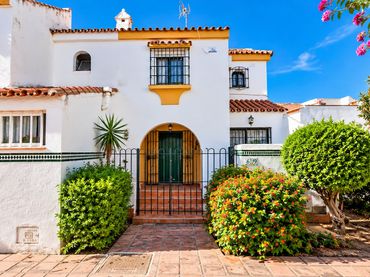 Casa aparellada amb piscina en venda a Marina de Casares