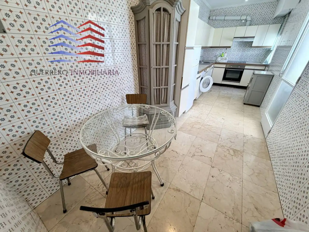 Cuina de Pis de lloguer en Ourense Capital  amb Calefacció, Parquet i Traster