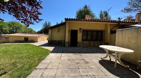 Foto 3 de Casa adosada de alquiler en El Robledal, Villalbilla