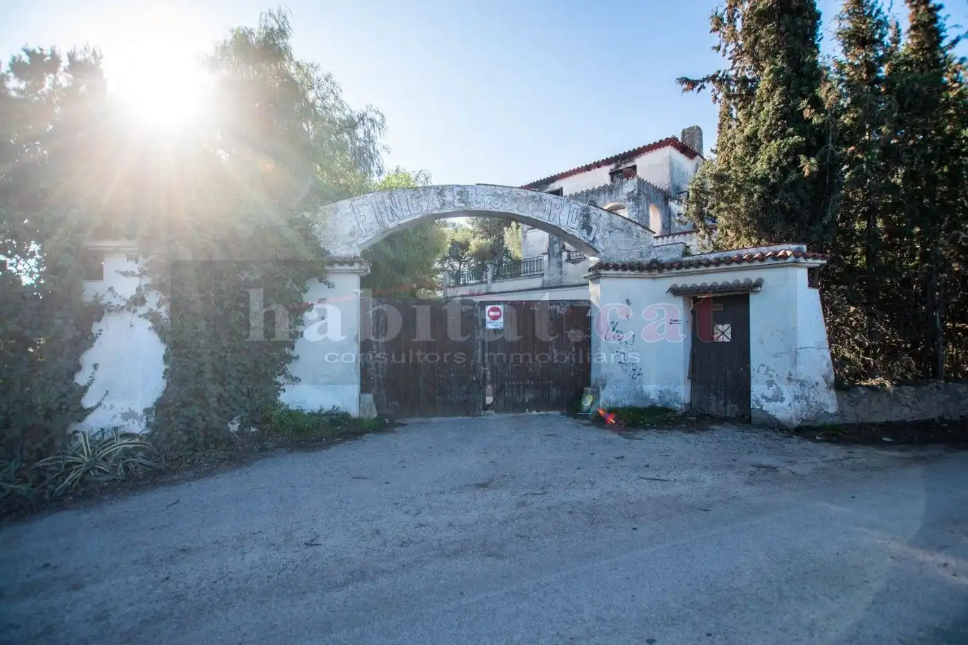 Vista exterior de Finca rústica en venda en Vilanova i la Geltrú amb Piscina
