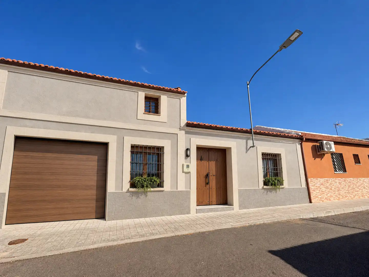 Außenansicht von Einfamilien-Reihenhaus zum Verkauf in Ciudad Real mit Privatgarten und Terrasse