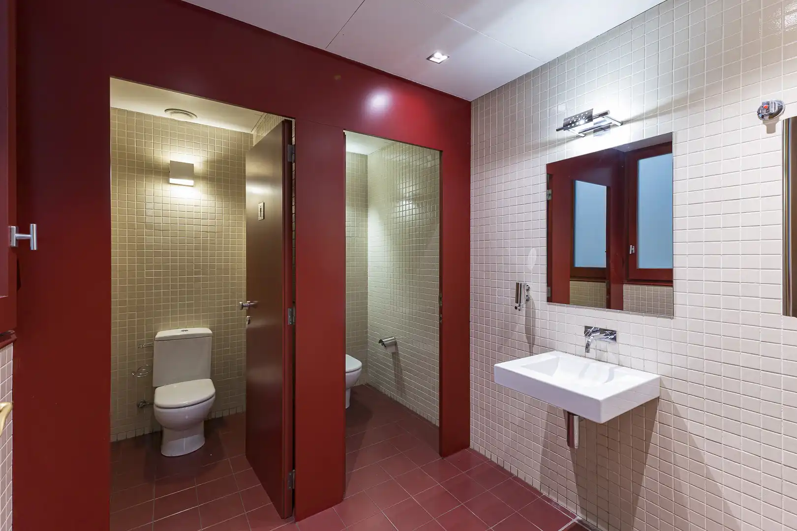 Badezimmer von Büro zur Miete in Eixample
