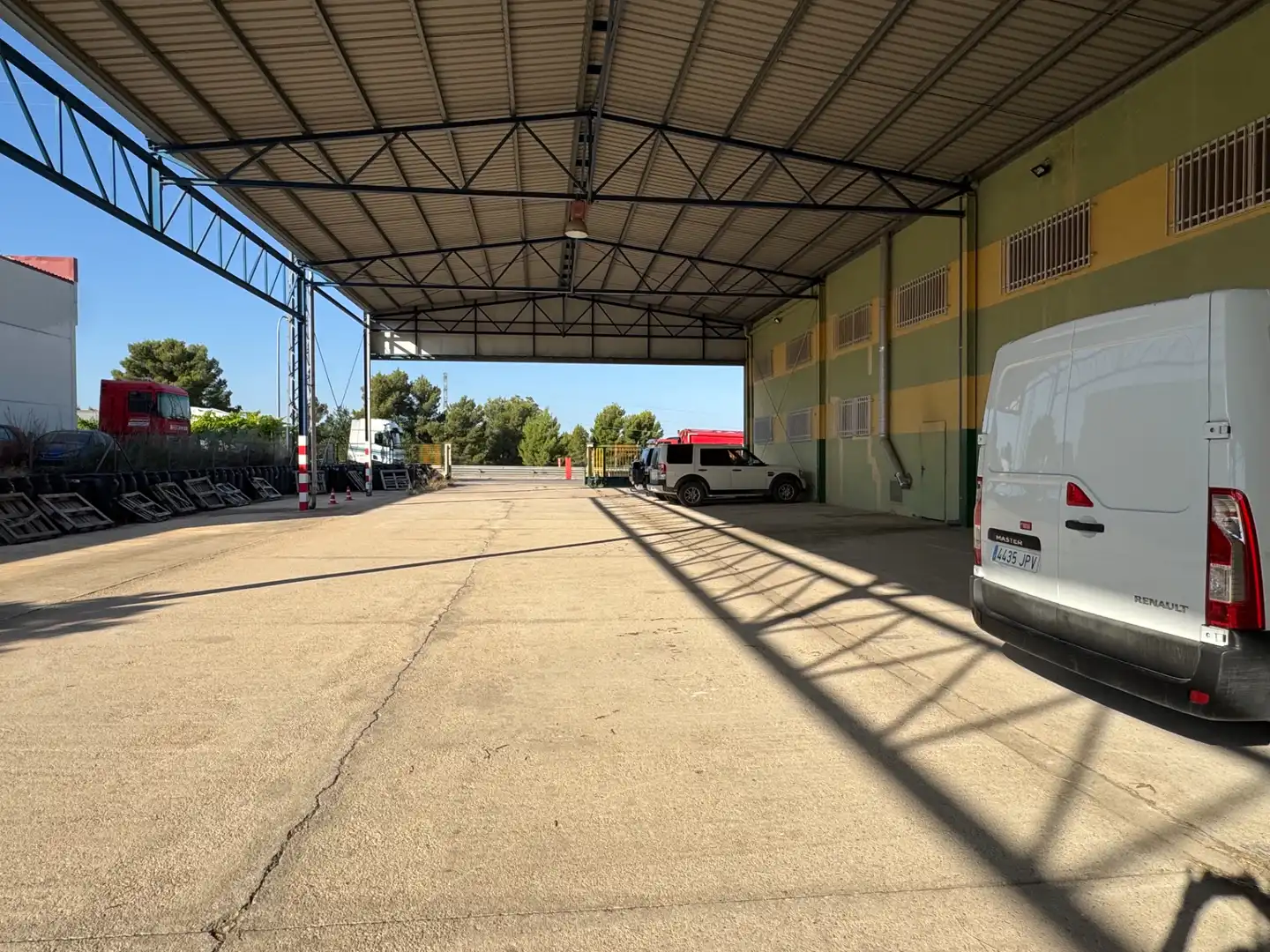 Parkplatz von Fabrikhallen zum Verkauf in Alcañiz