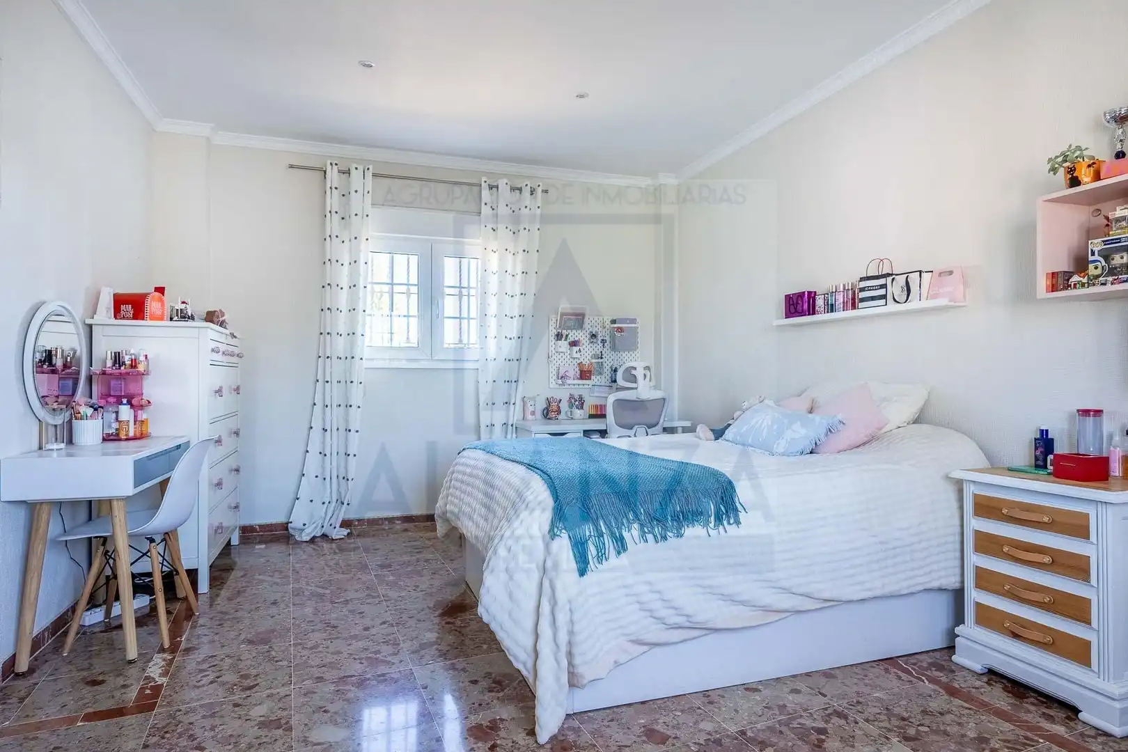 Bedroom of Houses for sale in Valencina de la Concepción  with Air Conditioner, Private garden and Community pool