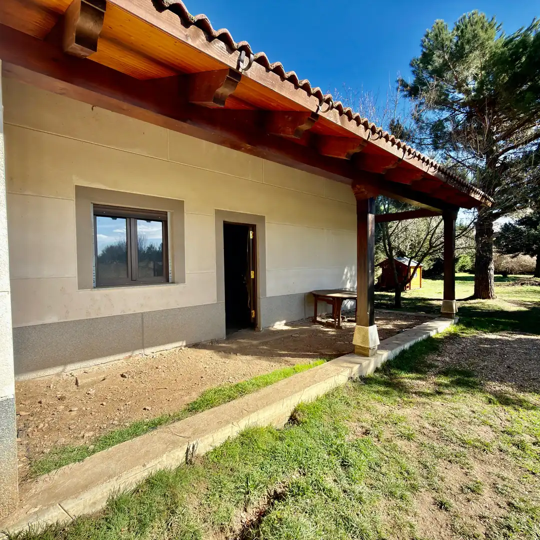 Vista exterior de Casa o xalet en venda en Garrafe de Torío amb Jardí privat i Traster