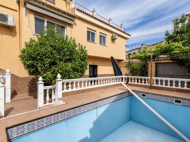 Villa avec balcon à vendre à Calle REINA MORA 15