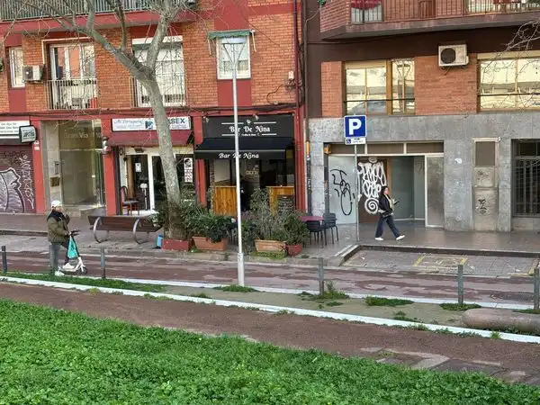 Vista exterior de Local en venda en Barcelona