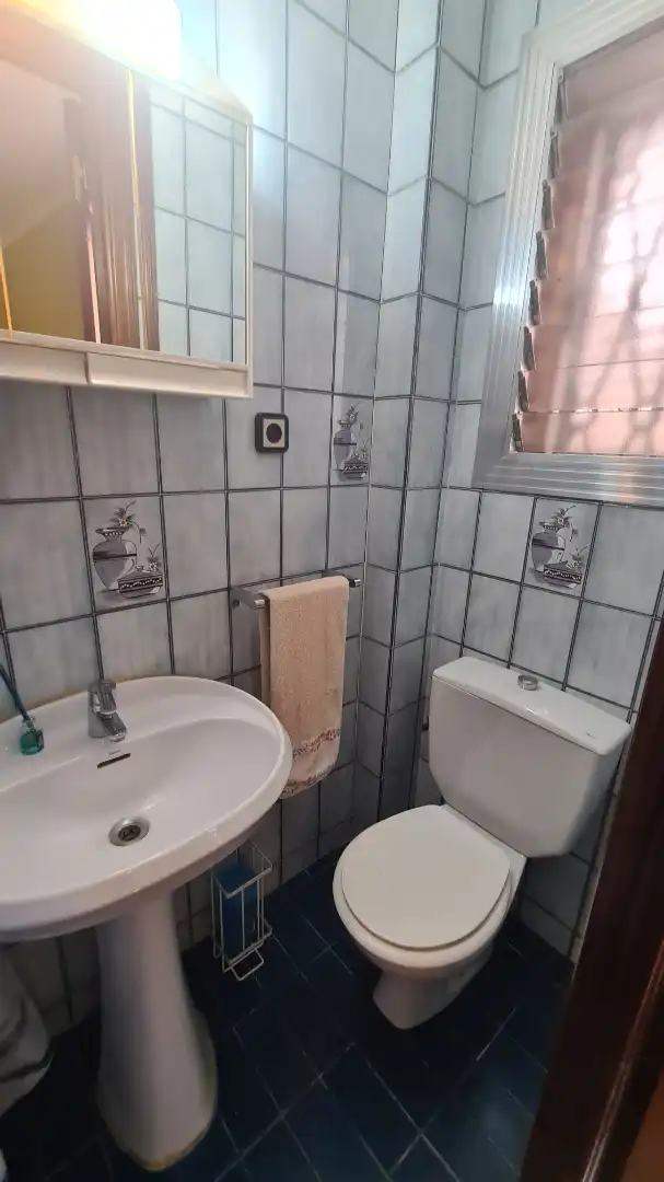 Badezimmer von Wohnung zum Verkauf in Barcelona mit Heizung, Privatgarten und Parkett