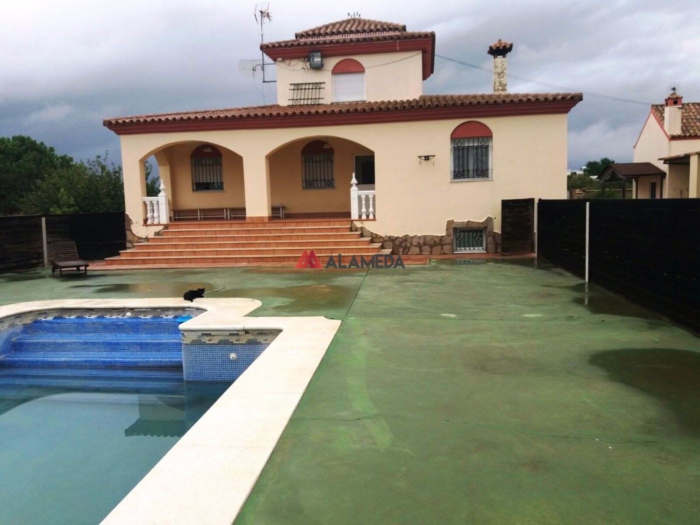 Vista exterior de Casa o xalet en venda en Chiclana de la Frontera amb Aire condicionat, Calefacció i Jardí privat