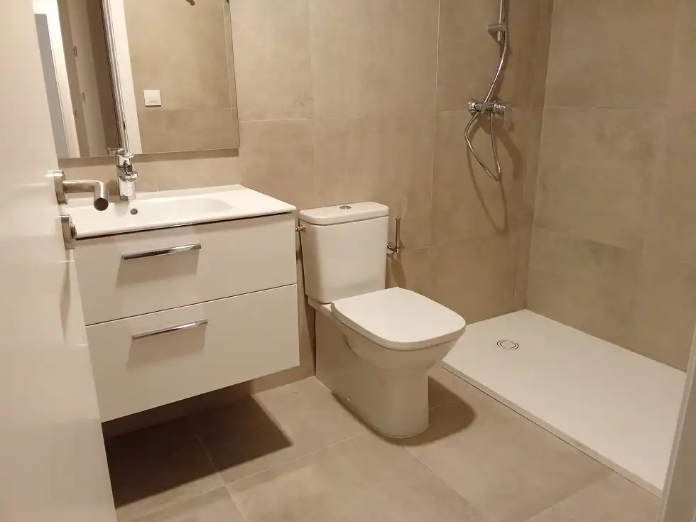 Bany de Pis de lloguer en Zaragoza amb Calefacció, Parquet i Microones