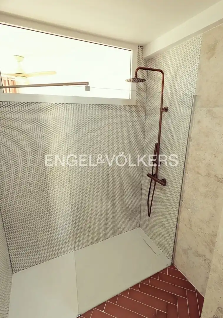 Badezimmer von Wohnung zur Miete in Valencia mit Klimaanlage, Heizung und Parkett