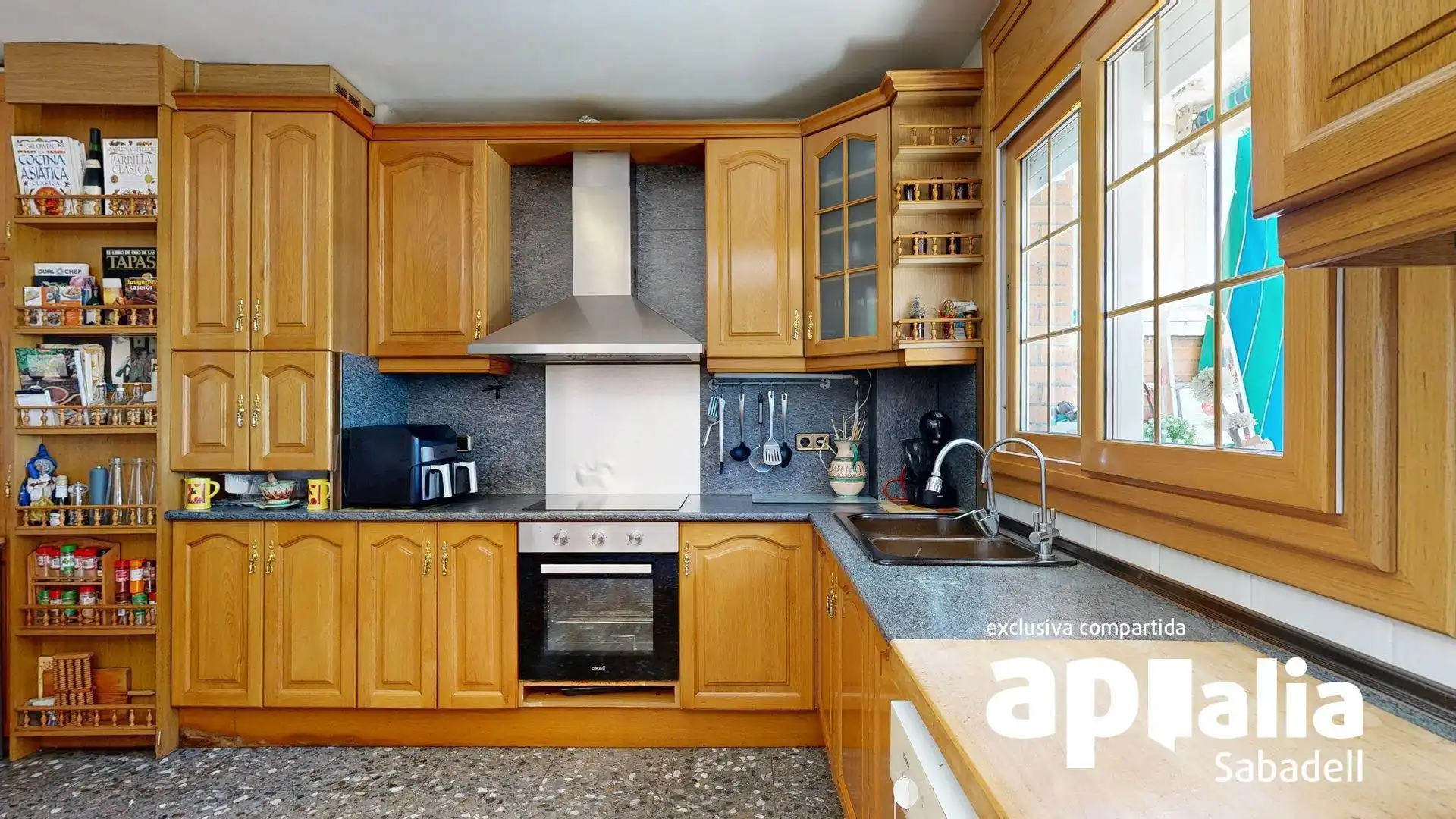 Cocina de Casa adosada en venta en Barberà del Vallès con Calefacción, Terraza y Balcón