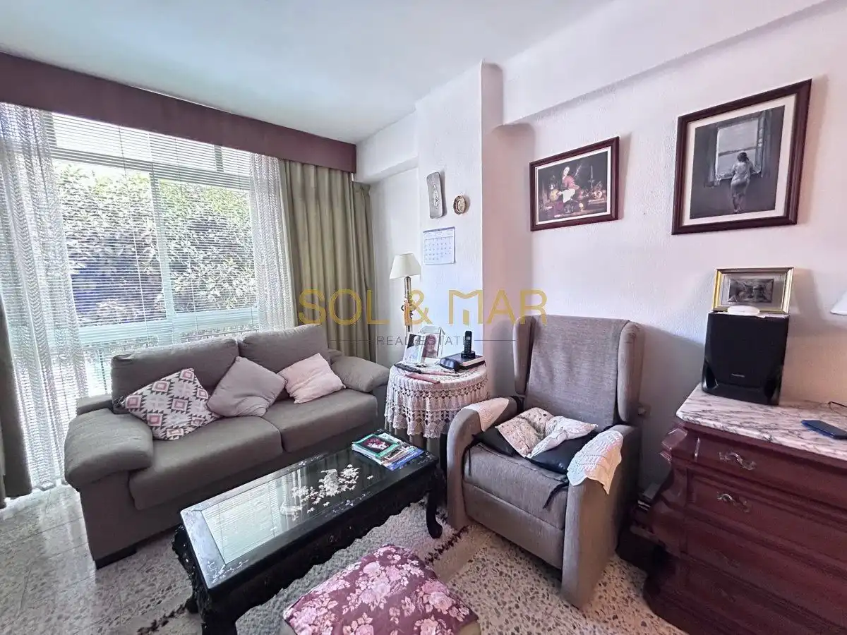 Sala de estar de Piso en venta en Torremolinos con Calefacción, Terraza y Amueblado