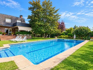 Chalet con piscina en venta en Valdepastores - Las Encinas