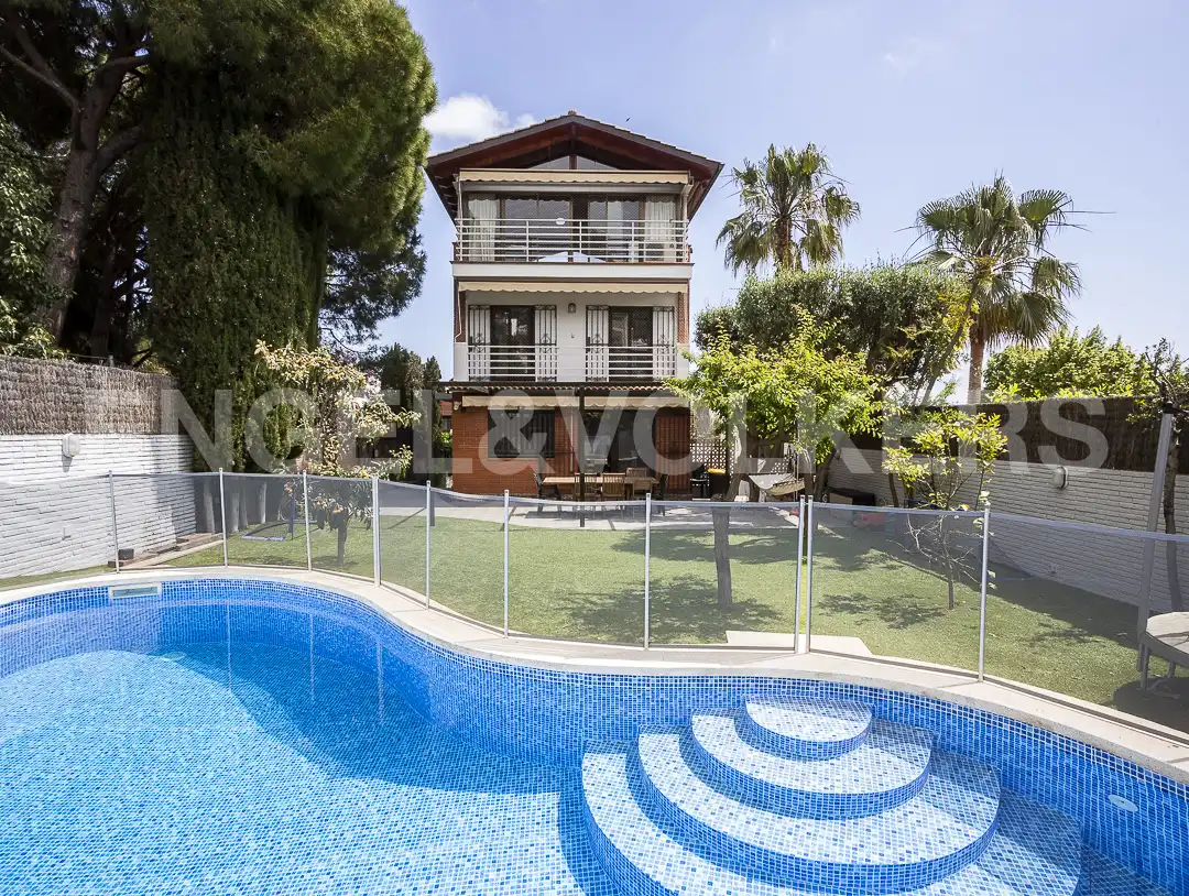 Swimming pool of Houses for sale in Castelldefels  with Air Conditioner, Heating and Private garden