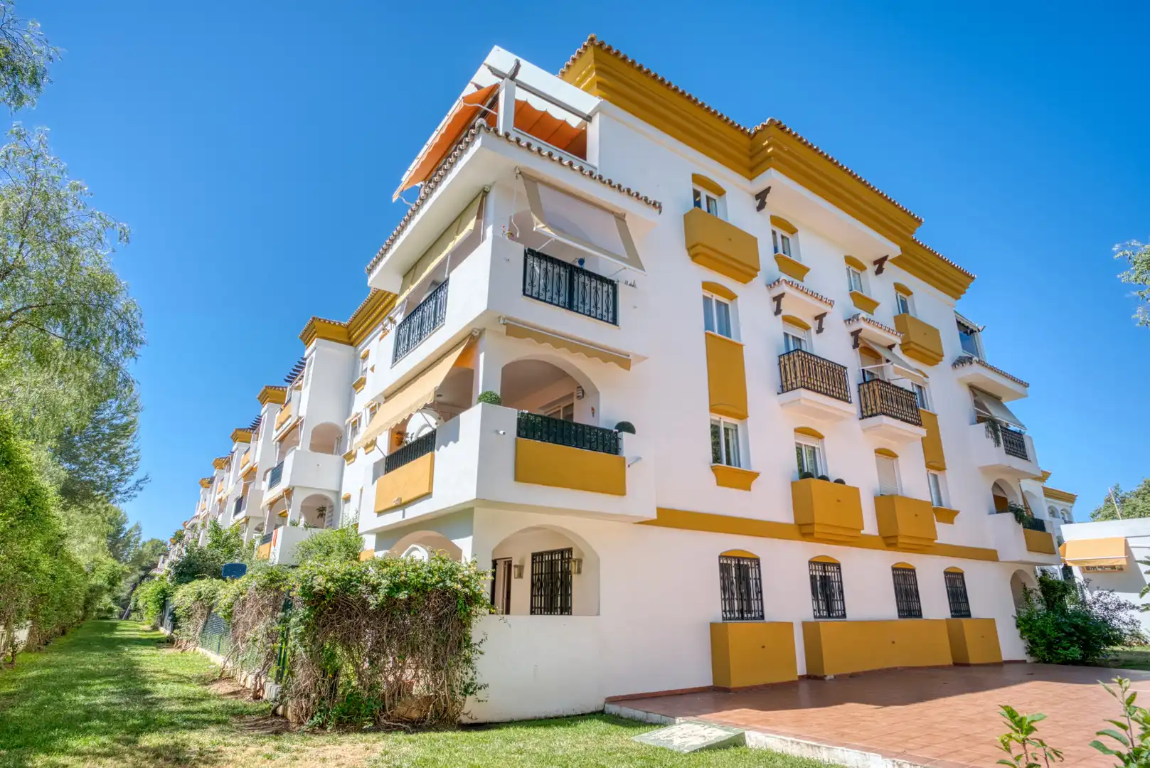 Vista exterior de Planta baixa en venda en Marbella amb Aire condicionat, Jardí privat i Terrassa
