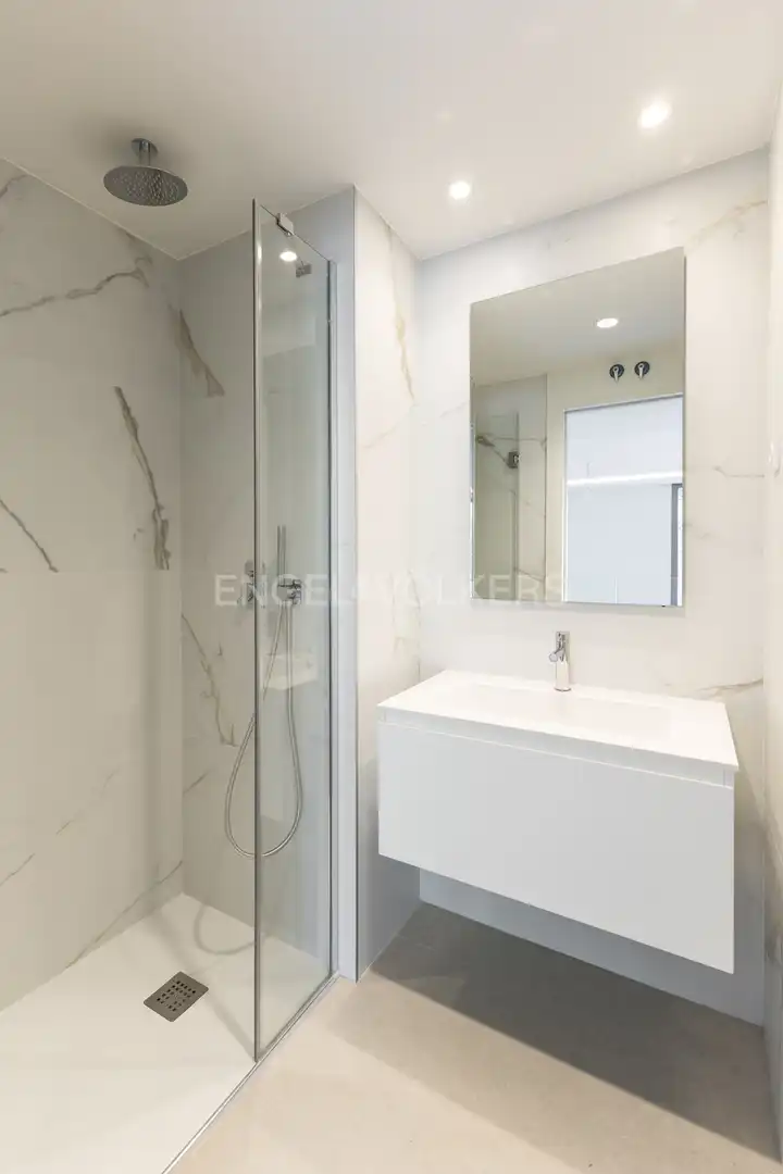 Baño de Dúplex en venta en Madrid con Calefacción, Terraza y Trastero