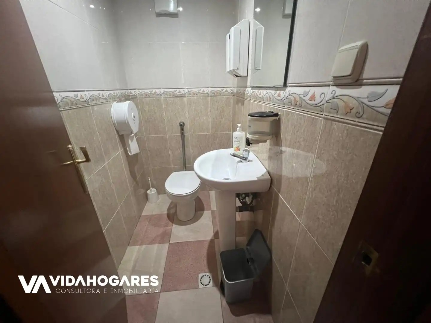 Badezimmer von Geschaftsraum zum Verkauf in Chipiona mit Klimaanlage und Terrasse