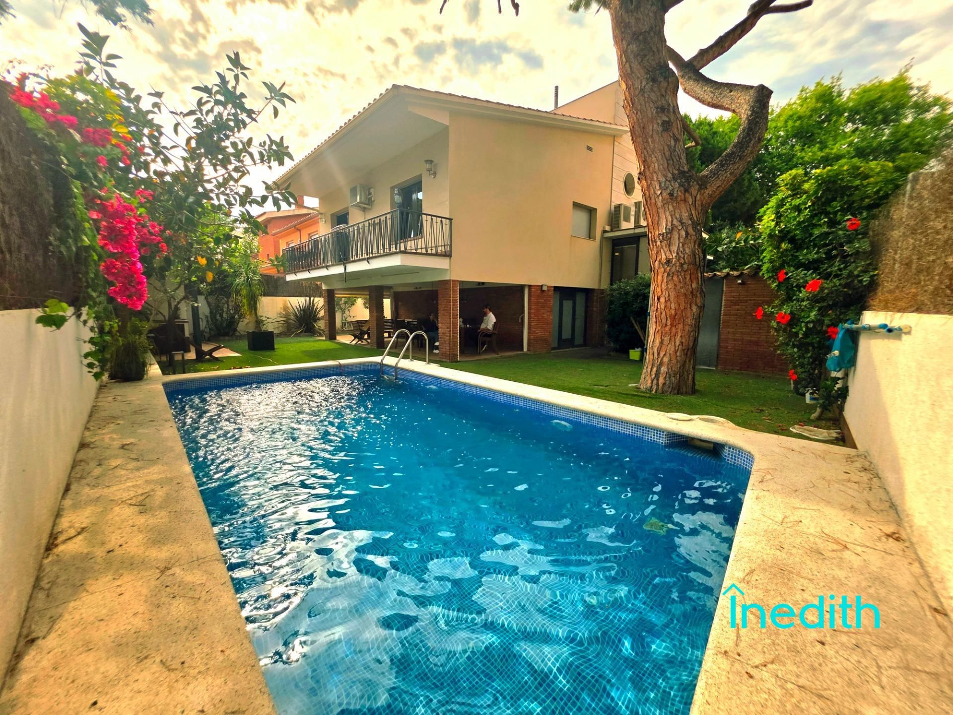 Piscina de Casa o chalet en venta en Castelldefels con Aire acondicionado, Calefacción y Jardín privado