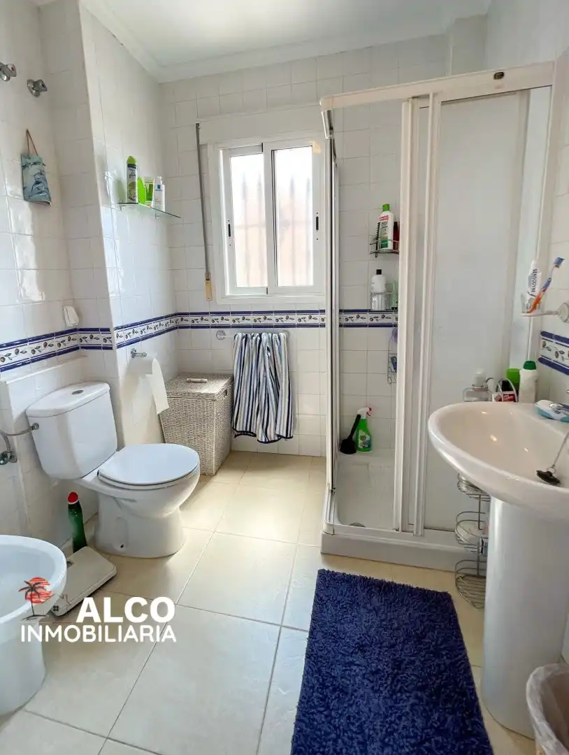 Bany de Casa o xalet en venda en Torrox amb Aire condicionat, Terrassa i Piscina