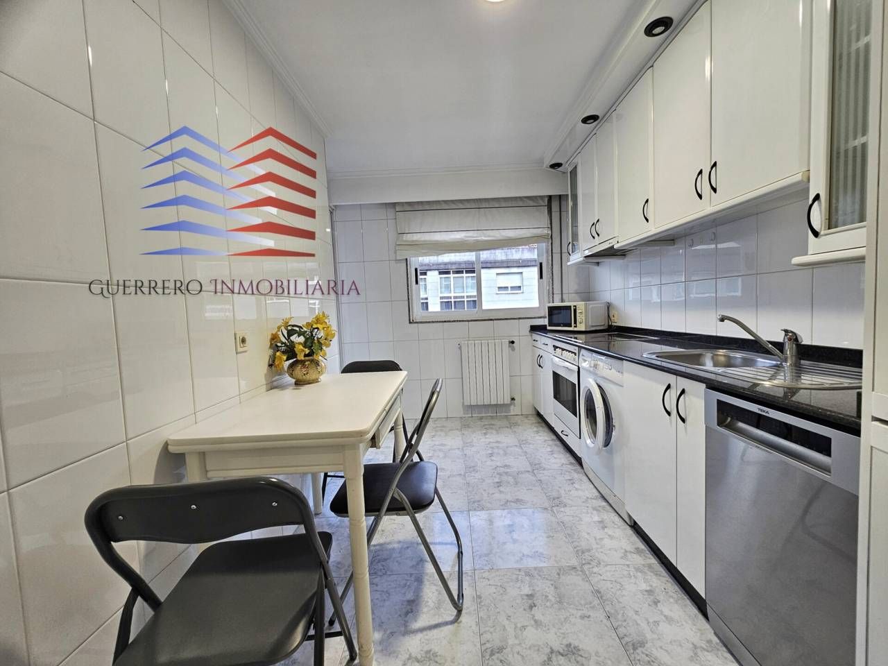 Cuina de Apartament de lloguer en Ourense Capital  amb Calefacció, Parquet i Traster